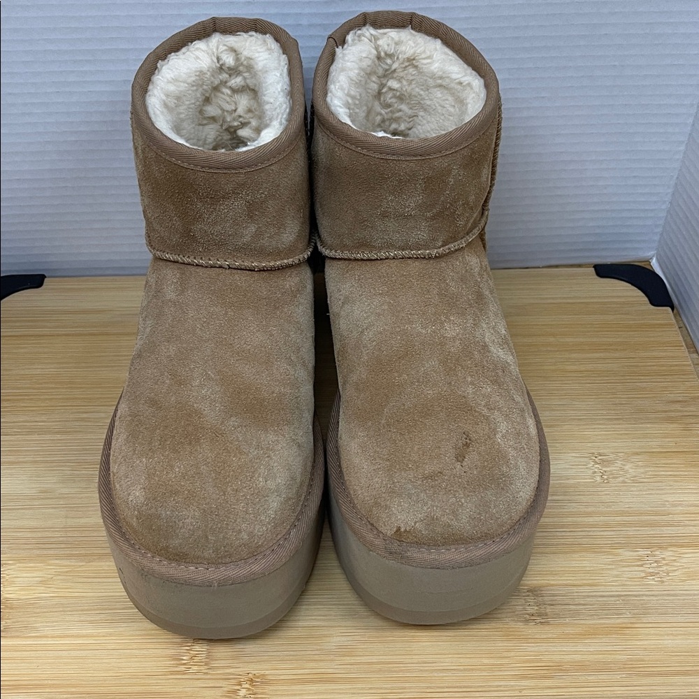 UGG Classic Mini Platform Boot. Size 8.